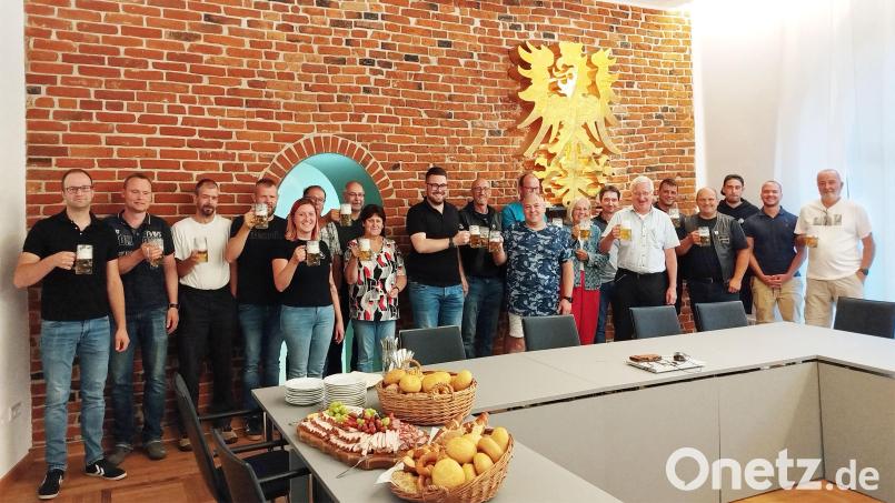 Der Bürgerfestausschuss beim letzten Treffen vor dem Bürgerfest mit der traditionellen Bierprobe. Mit auf dem Bild sind Bürgermeister Johannes Reger (sechster von rechts) und Helmut Radimerski von der Schloßbrauerei Friedenfels (sechster von links). Bild: Jochen Neumann