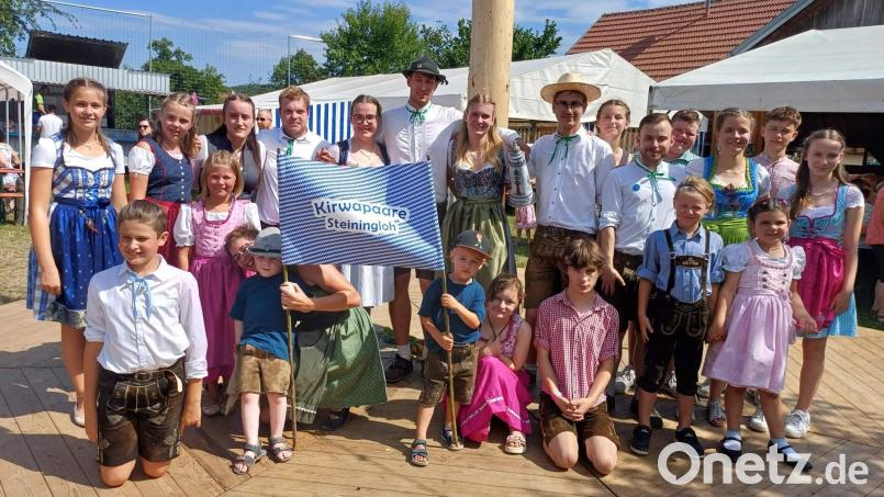 Bei der Steiningloher Stodlkirwa tanzen auch Kinder-Kirwapaare den Kirwabaum aus. Archivbild: Werner Schulz
