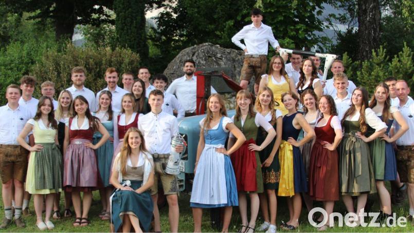 19 Paare freuen sich auf die Ammerthaler Kirwa 2025. In schmucker Tracht wird am Sonntag beim Baumaustanzen das neue Oberkirwapaar gekürt. Bild: oe