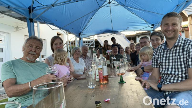Altbürgermeister Josef Wittmann (hinten links) feierte seine 50-jährige Zugehörigkeit zur Marktgemeinde Mantel mit Familie und Freunden. Bild: knh