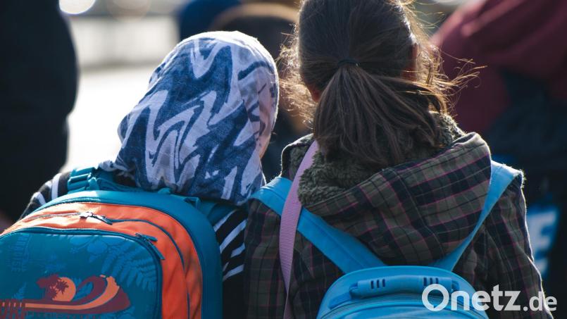 Am Amberger Bahnhof versucht ein Unbekannter, einer 13-jährigen Muslima ihre Kopfbedeckung zu entreißen. Die Polizei sucht jetzt nach Zeugen. Symbolbild: Daniel Bockwoldt