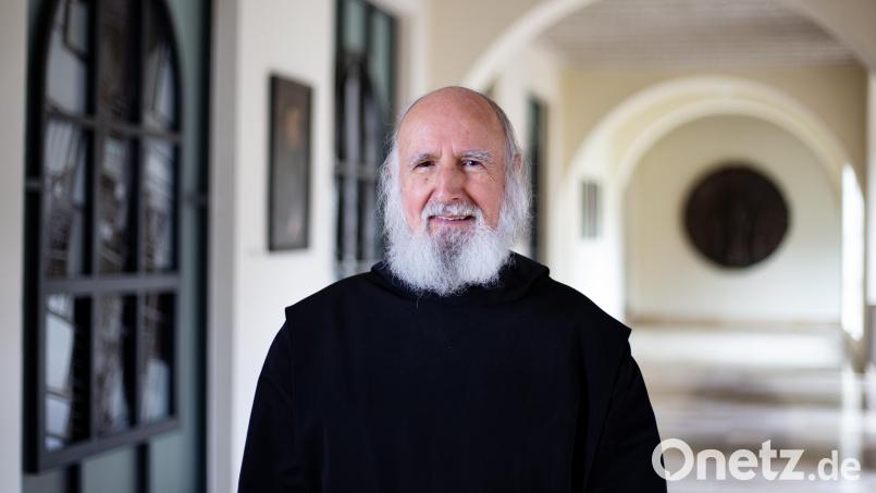 Benediktinerpater Anselm Grün liest in Sulzbach-Rosenberg aus seinen spirituellen Bestsellern. Bild: Julia Martin/ Abtei Münsterschwarzach/exb