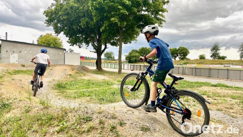 Die beiden Flosser Buben Erik Witzl und Paul Jakob sind vom Pumptrack begeistert. Bild: Gabi Schönberger