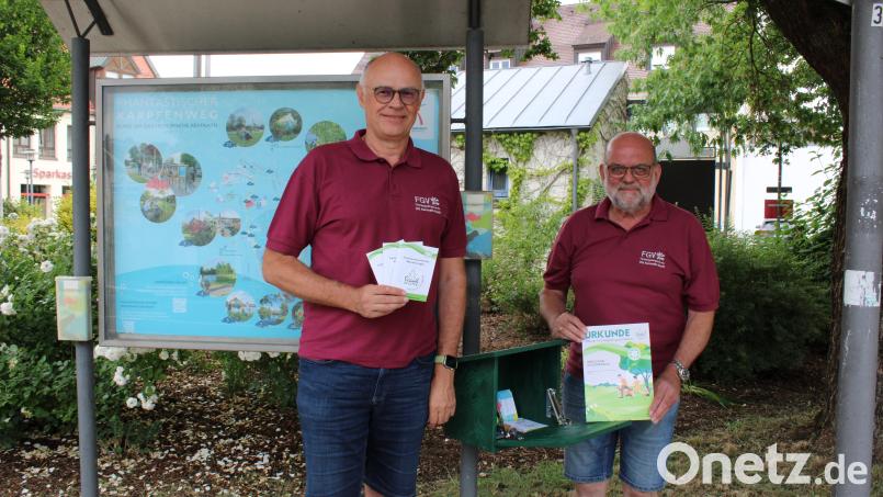 Der Vorsitzende des FGV Kemnath, Wolfgang Heser (rechts), und zweiter Vorsitzender Georg Witt stellen die neue Stempelrallye vor. Bild: Carolin Böckl/exb