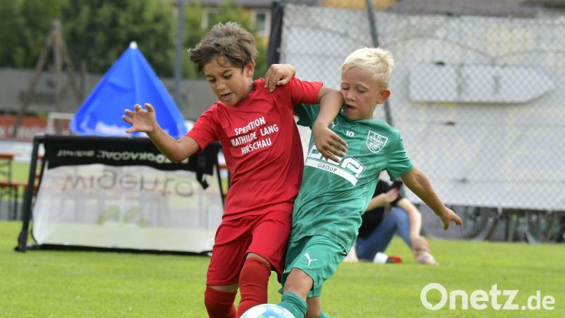 Voller Einsatz beim 5. Sommerspektakel des 1. FC Rieden. Eine Szene aus der Begegnung zwischen dem FC Rieden (grüne Trikots) und dem SV Inter Bergsteig Amberg (rote Trikots). Bild: Hubert Ziegler
