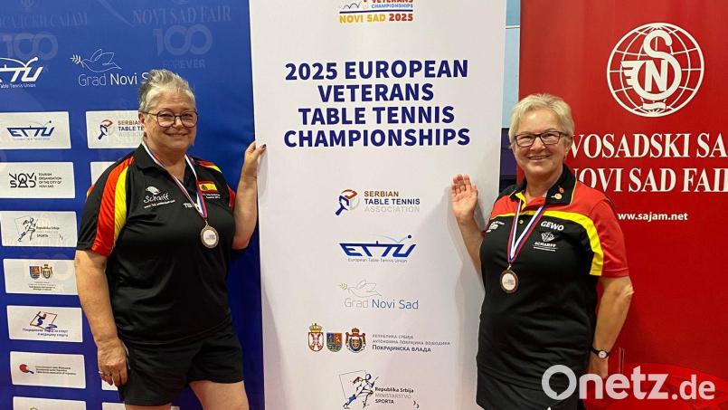 Heidi Philipp (links) und Karin Kahl stehen vor einem Banner der Tischtennis-EM der Senioren in Novi Sad. Das Duo aus Ebnath/Biberach gewann in der Altersklasse 65 Jahre Bronze im Doppel. Bild: Michael Hellwig