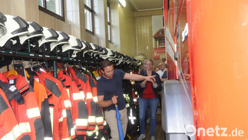 Zwischen den Feuerwehrfahrzeugen und den Kleiderhaken mit den Schutzanzügen müssen sich die Aktiven umziehen, bevor sie ausrücken können. Bild: bey