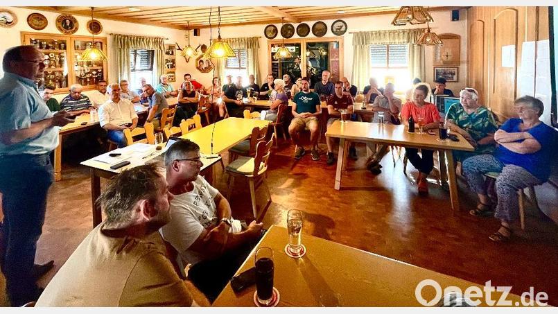 Im vollbesetzten Schützenheim diskutieren die Anwesenden hart in der Sache aber konstruktiv auf eine Lösung hin. Bild: Gerhard Krones