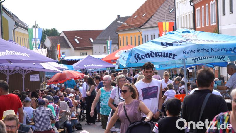 Das Bürgerfest in Waldthurn hat Tradition. Im vergangenen Jahr war der Marktplatz Anlaufstation für viele Einheimischer und Gäste. Archivbild: fvo