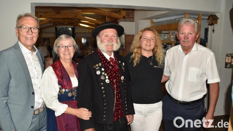 Bürgermeister Reinhold Wildenauer, Christa und Wilhelm Binner von den &quot;Altbairischen&quot;, Präsidentin Zaneta Weidner von den Freien Fotografen und Stadtrat Hans Forster freuten sich über die Ausstellung. Bild: hcz