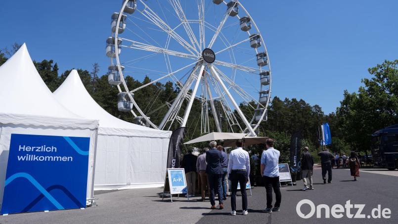 Ein Volksfest am Stahlgruber-Firmengelände? Nicht ganz, der zweitgrößte Arbeitgeber Sulzbach-Rosenbergs feierte sein 30-jähriges Jubiläum mit einem Sommerfest inklusive Riesenrad, das schon von Weitem zu sehen war. Bild: Christina Nentwich