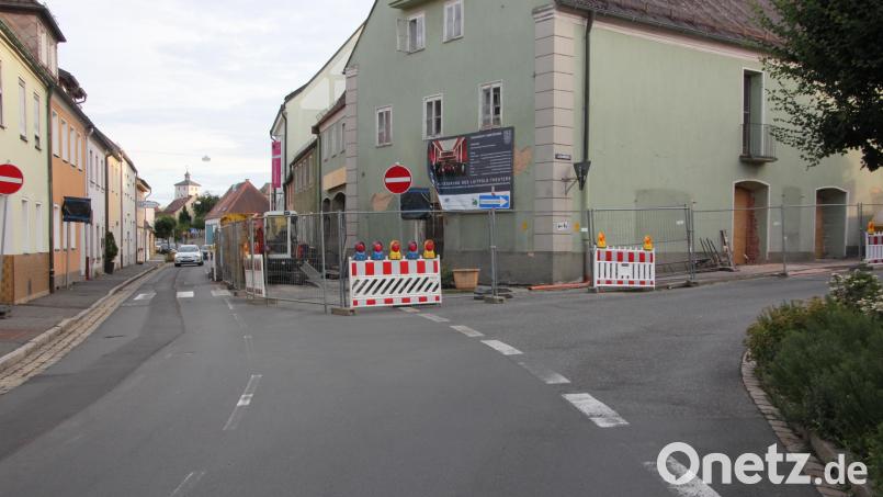 Von der Dammstraße kommend kann die Regensburger Straße ab dem 11. Juli mittels Ampelbetrieb wieder beidseitig befahren werden. Bild: kro