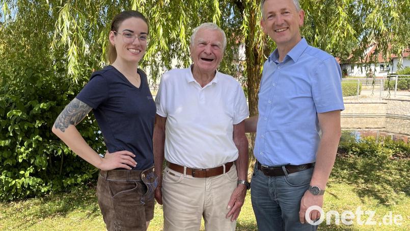 Jubilar Horst Kahle (Mitte) mit Enkelin Annika und Bürgermeister Albert Geitner Bild: Regina Kießling