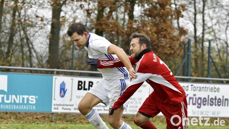 Ralph Egeter (links) war zuletzt Spielertrainer beim TuS Schnaittenbach. Der Ex-Regionalligaspieler übernimmt künftig beim TV Nabburg. Archivbild: Hubert Ziegler