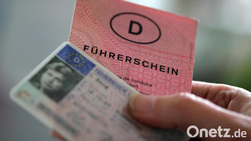 Eine Frau wird vom Amtsgericht Amberg mit 6600 Euro und einer Führerscheinsperre von zwei Jahren belegt. Den Führerschein hatte sie aber schon bei ihren Autounfall in 2024 nicht mehr. Symbolbild: Oliver Berg / dpa