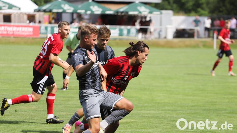 Christoph Fenninger von der SpVgg SV Weiden (links) im Duell mit David Bezdicka beim Höhbauer-Cup. Nun testet die Mannschaft von Michael Riester gegen den TSV Waldershof. Archivbild: war