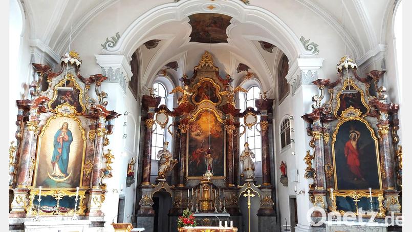 Vor einem Vierteljahrtausend erhielt die Pfarrkirche Oberviechtach ihre Rokoko-Altäre mit dem reichen Schnitzwerk und den stark profilierten Gesimsen und Vergoldungen. Bild: lg