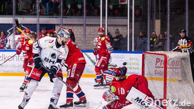 Das Derby Blue Devils gegen die Selber Wölfe wird es in der kommenden Saison nicht geben: Dennoch gibt es jetzt einen kleinen Schlagabtausch zwischen beiden Teams. Archivbild: Werner Moller