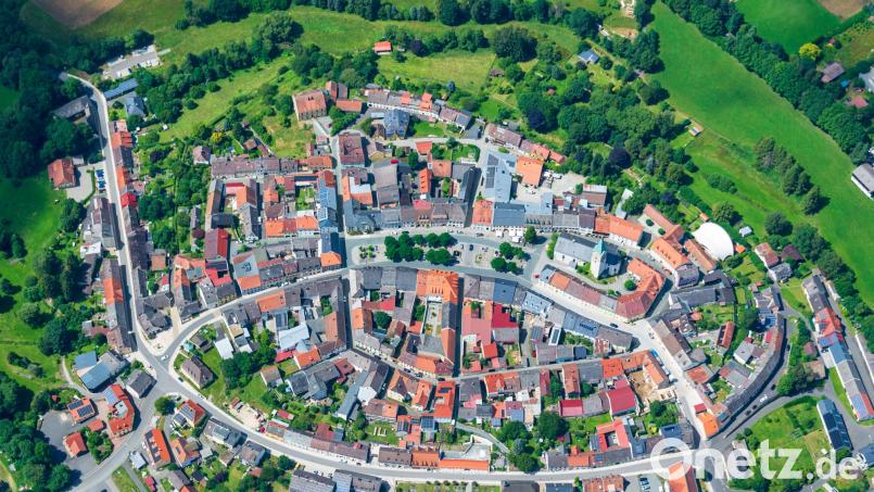 Sinkende Einwohnerzahlen könnten sich auf den Bärnauer Stadtrat auswirken. Bei weniger als 3000 Bürgerinnen und Bürgern gäbe es nur noch 14 statt bisher 16 Gremiumsmitglieder. Luftbild: mür