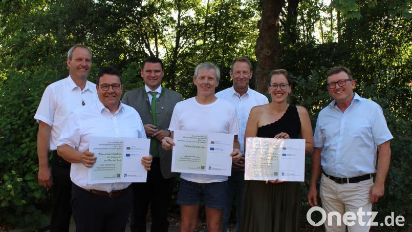 Bei der Übergabe der Leader-Förderbescheide von links: Armin Kellermann und Bürgermeister Thomas Falter (Gemeinde Wackersdorf), Landrat Thomas Ebeling, Projektträger Uwe Schuhmann, Christian Meyer und Stephanie Dotzler von der LAG, Hans-Michael Pilz (LEADER Manager der Oberpfalz). Bild: Manuel Lischka, Landratsamt Schwandorf