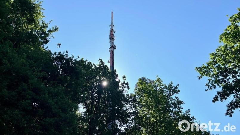 Der Mobilfunkmast am Schulhügel versorgt die Innenstadt von Neustadt/WN mit mobilen Daten, ist dafür aber ebenso weit weg, wie die Telekom von einem Erfolg bei der Suche nach einem neuen Standort. Bild: Gabi Schönberger