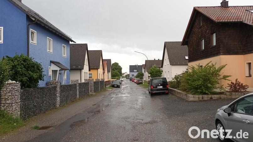 Der Zustand der Steinbühlsiedlung (hier die Schinnerstraße) bereitet den Stadtverantwortlichen seit Langem Sorgen. Dank der Aufnahme Pressaths in das &quot;Landstadt Bestand&quot;-Programm soll die Modernisierung nun Fahrt aufnehmen. Bild: Bernhard Piegsa
