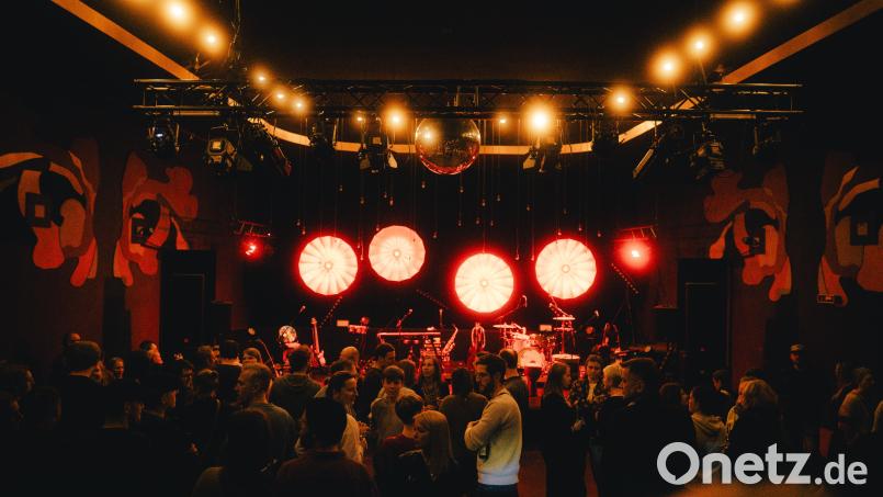 Das &quot;Sündikat&quot; hat 2023 den ehemaligen Kinosaal in der Schillerstraße in Weiden in einen Veranstaltungsort mit Bühne, Soundsystem und optionaler Bestuhlung verwandelt. Bild: Sebastian Reiter