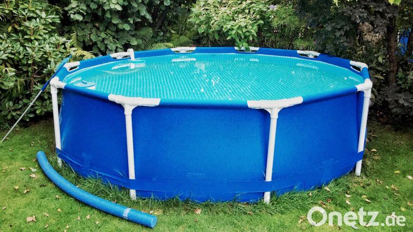 Seit der Coronazeit hat die Zahl privater Swimmingpools zugenommen, bieten sie doch daheim eine willkommene Abkühlung an heißen Tagen. Andererseits verbrauchen sie auch viel Wasser. Symbolbild: Zacharie Scheurer/dpa