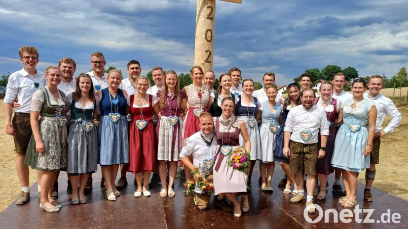 Beim Austanzen des 29 Meter hohen Kirwabaumes bestätigten die 13 Kirwapaare, dass sie gute Tänzer sind. Vorne sitzt das neue Oberkirwapaar Nicole Ott und Jonas Schießlbauer. Bild: u