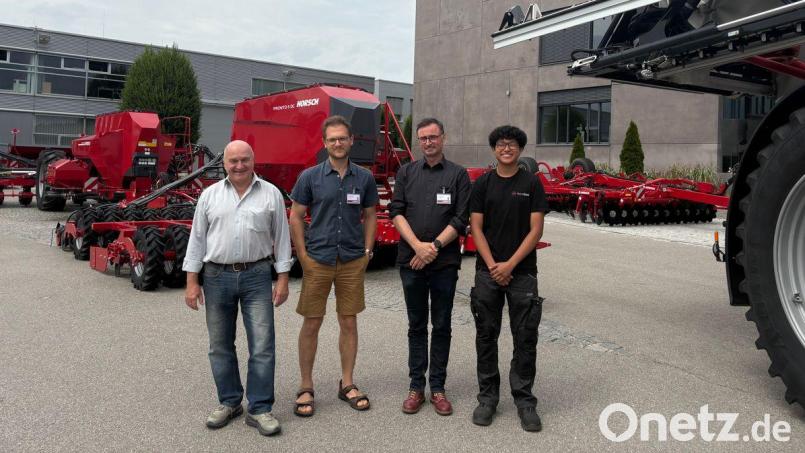 So wie bei Alan Rivas (rechts) und Anton Grauvogl (links) sollte es immer laufen: Die Ausbildung und Umsetzung des El-Salvador-Projekts bei der Firma Horsch finden Mikael Evdokimov (von links) und David Runschke vom Fachkräftezentrum Nordoberpfalz vorbildlich. Bild: Katharina Rewitzer