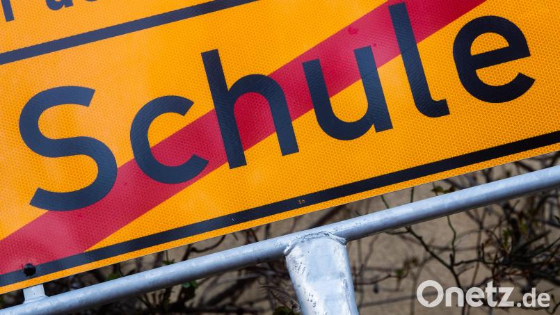 Ein 16-jähriger Schüler aus Schwandorf schwänzt seit September regelmäßig die Schule. Ihn erwartet eine Anzeige. Symbolbild: Julian Stratenschulte
