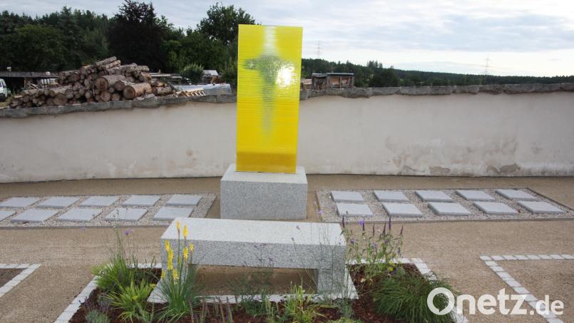 Die neu gestaltete Urnenanlage im Falkenberger Friedhof. Im Vordergrund eine Skulptur, gestaltet von Erwin Otte. Bild: kro