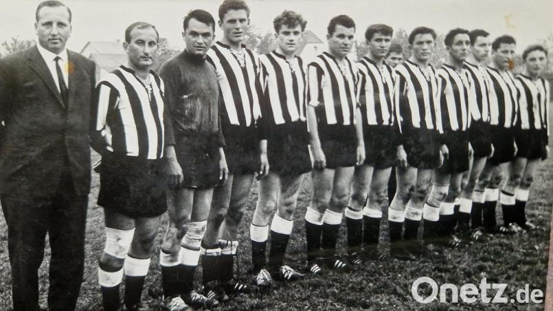 Die legendäre Landesligamannschaft 1964 mit Abteilungsleiter Sepp Merdan (links) Bild: Archiv Bäumler