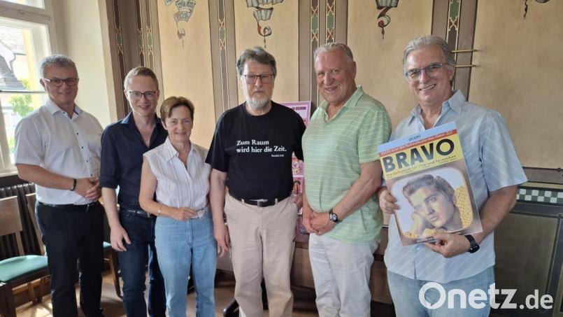 Der Kunstverein Unverdorben hat im Rathaus-Sitzungssaal das Programm für den Neunburger Kunstherbst vorgestellt, das insgesamt 16 Kulturtermine umfasst. Bild: Alfred Grassmann