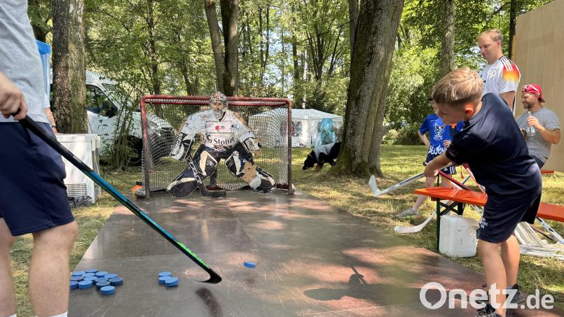Beim Puckschießen – hier ein Foto aus 2024 – ist auf dem Kinderbürgerfest auch in diesem Jahr wieder Treffsicherheit gefragt. Archivbild: mgo