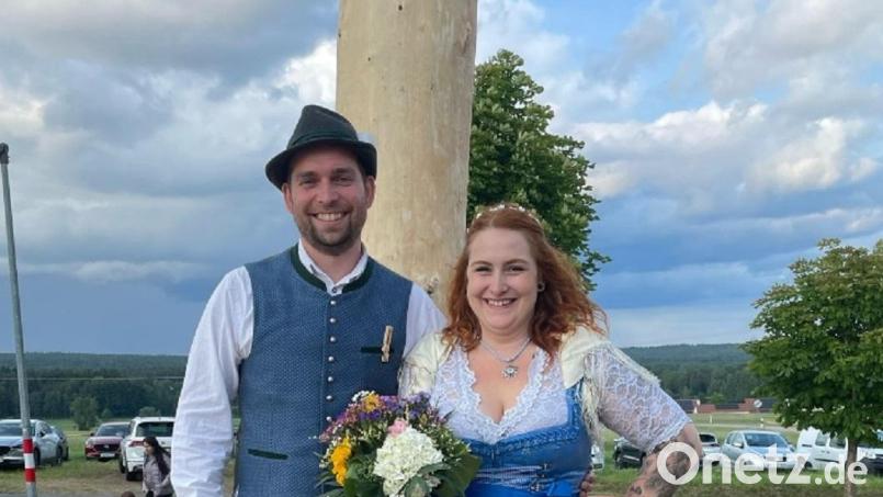 Bei der Kirwa in Axtheid-Berg bei Vilseck wurde das Oberkirwapaar 2025 gekürt: Andreas Häusler und Svenja Bölter. Bild: Astrid Freitag