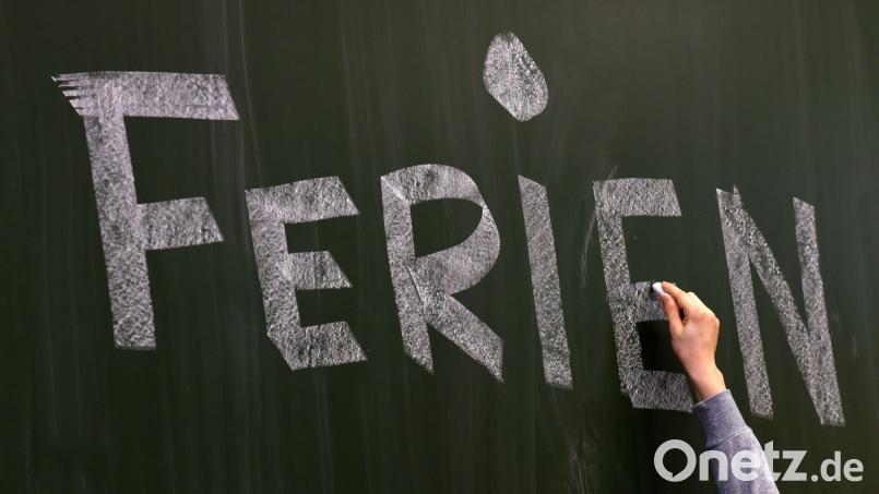 Die Gemeinde Altenstadt bietet ein spannendes Ferienprogramm für Kinder an. Verschiedene Vereine organisieren Aktivitäten, die von Feuerwehrbesuchen bis zu kreativen Workshops reichen. Symbolbild: Ralf Hirschberger/dpa