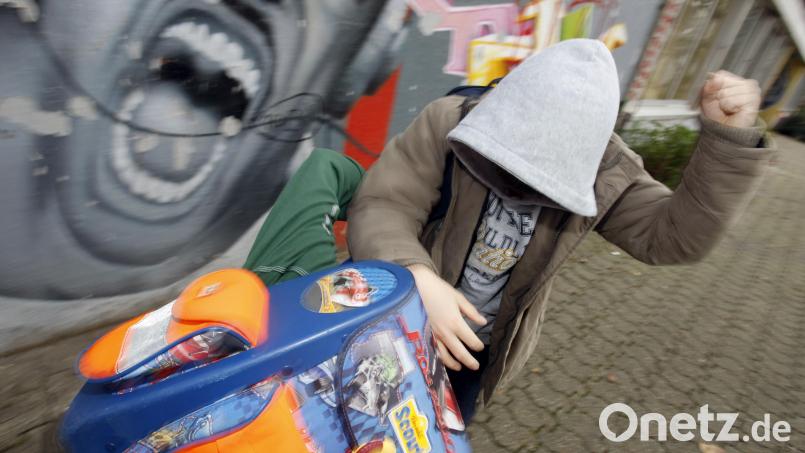 Der 12-jährige Schüler wurde bei dem Vorfall in Kempten laut Polizei leicht verletzt. Symbolbild: Oliver Berg/dpa