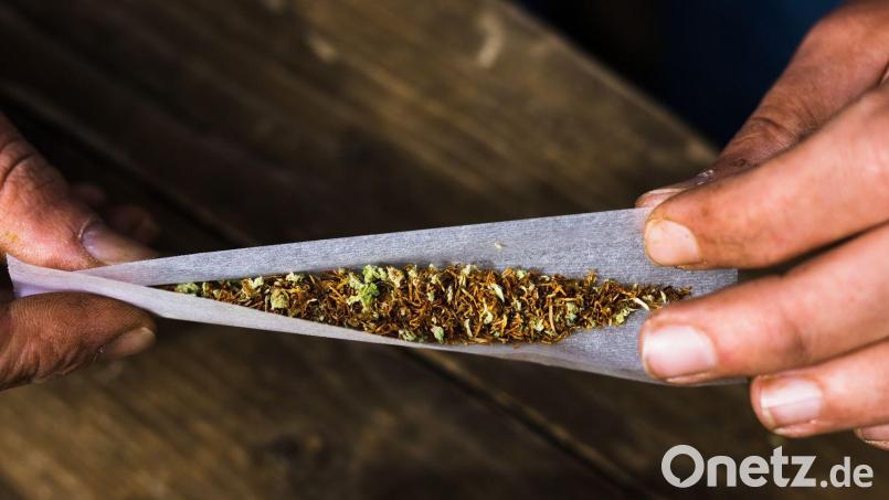 Ein 14-Jähriger wird in Schwandorf mit Marihuana erwischt. Die Polizei übergibt ihn an einen Erziehungsbeauftragten. Symbolbild: Philipp von Ditfurth/dpa