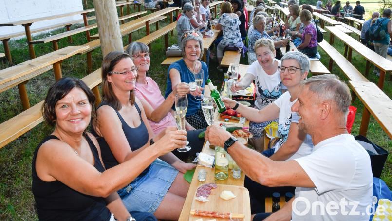 Ist schon Festwoche? Nein, hier stoßen Annaberg-Liebhaber beim Ansitzen an. Das ist eine schöne Tradition, die mittlerweile immer mehr Menschen ausleben. Die damit verbundenen Nebenwirkungen werden aber langsam zu einem Problem. Archivbild: Petra Hartl
