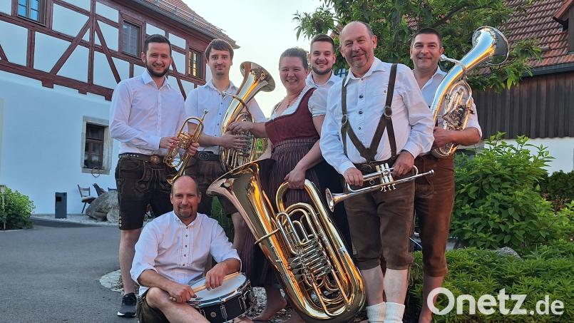 Blechblas-Ensemble mit 4 Trompeten, Tenorhorn, Bariton,Tuba &amp; Drumset. Bild: Stefan Zwerenz/exb