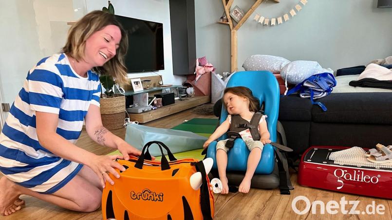 Stephanie Artmann aus Altenstadt/WN ist voller Hoffnung. Eine spezielle Therapie in den USA soll ihrer kranken Tochter Frieda (3) helfen. Derzeit bereitet sie alles für die große Reise im August vor. Bild: Gabi Schönberger
