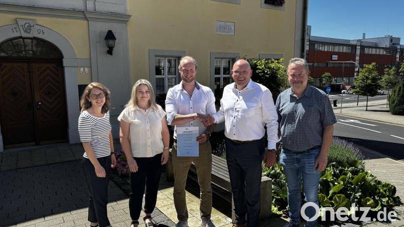 Auf dem Foto von links nach rechts: die Leiterin der Personalstelle, Franziska Friedrich, Simone Fröhlich vom Amt für Öffentliche Sicherheit und Ordnung, Dominik Hankl, Oberbürgermeister Oliver Weigel, Hauptamtsleiter Stefan Walberer. Bild: Pauline Manzke
