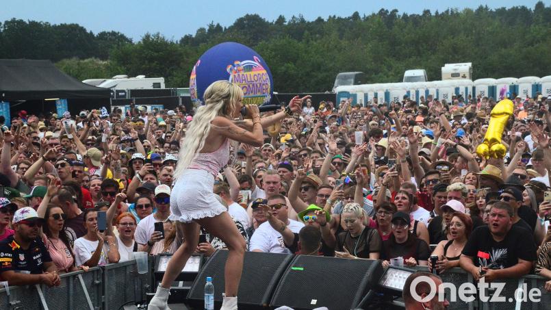 Mia Julia heizte ihren Fans beim Mallorca-Sommer-Festival schon in 2024 tüchtig ein. Auch in diesem Jahr wird die temperamentvolle Sängerin wieder in Weiden dabei sein. Bild: Kunz