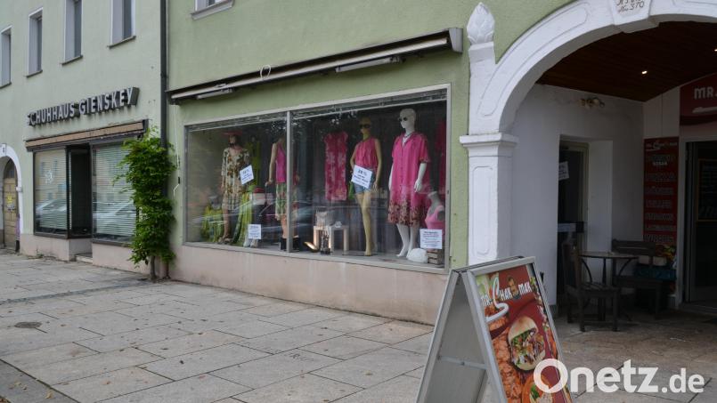 Kommt das Café &quot;Gschmiert&quot; doch nicht nach Tirschenreuth? Es hätte eigentlich in die Anwesen am Maximilianplatz 29 und 30 einziehen sollen. Geplant war die Eröffnung im Sommer, spätestens im Herbst oder Winter. Doch seit Monaten tut sich nichts. Laut Betreiber Ali Kan würden die Küchengerüche aus dem benachbarten Imbiss künftige Gäste stören, die im Außenbereich sitzen. Daher liege das Vorhaben &quot;momentan auf Eis&quot;. Bild: Thorsten Schreiber
