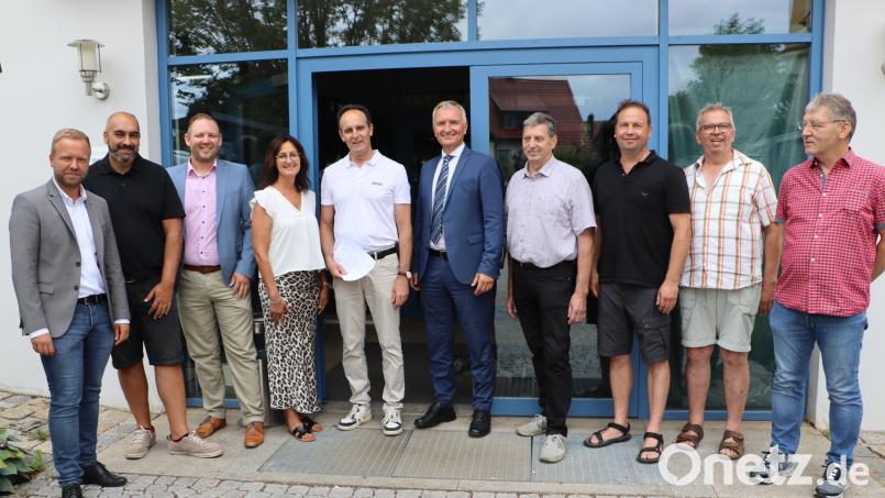 Freuen sich über den kompletten Glasfaseranschluss in der Gemeinde: 
(von links) MdL Bernhard Heinisch, Aydin Selattin, Enrico Delfino (Telekom), Maria Held, Bürgermeister Hans-Jürgen Strehl, MdL Klaus Schwartz sowie die Gemeinderäte Hans Klann, Stefan Haas, Gerd Kölbl und Horst Kölbel. Bild: gru