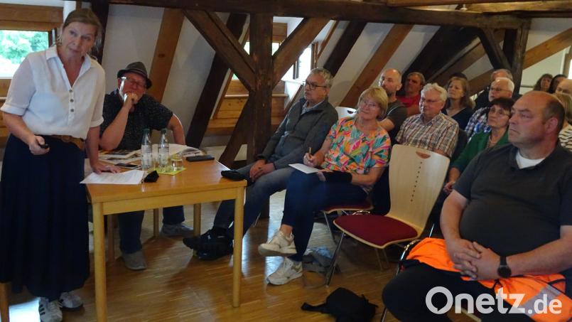 Großen Zuspruch erfährt die Lesung im &quot;Oberstüberl&quot; der Stadtbücherei Pfreimd. Bild: hm