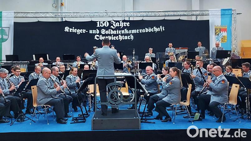 Als Orchester von internationalem Rang präsentiert sich das Heeresmusikkorps Veitshöchheim beim Benefizkonzert der KSK Oberviechtach. Bild: lg