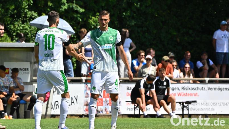Philipp Ziereis (rechts/Szene aus dem Test gegen Herzogenaurach) hat sein erstes Tor für die SpVgg Greuther Fürth erzielt. Bild: Sportfoto Zink / Melanie Zink