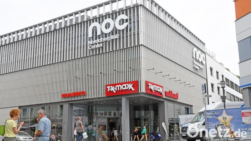 Der Sicherheitsdienst im NOC Weiden hielt am Dienstag drei Jugendliche bis zum Eintreffen der Polizei fest, die mit Eiern auf Passanten geworfen hatten – und das nicht zum ersten Mal. Archivbild: Gabi Schönberger